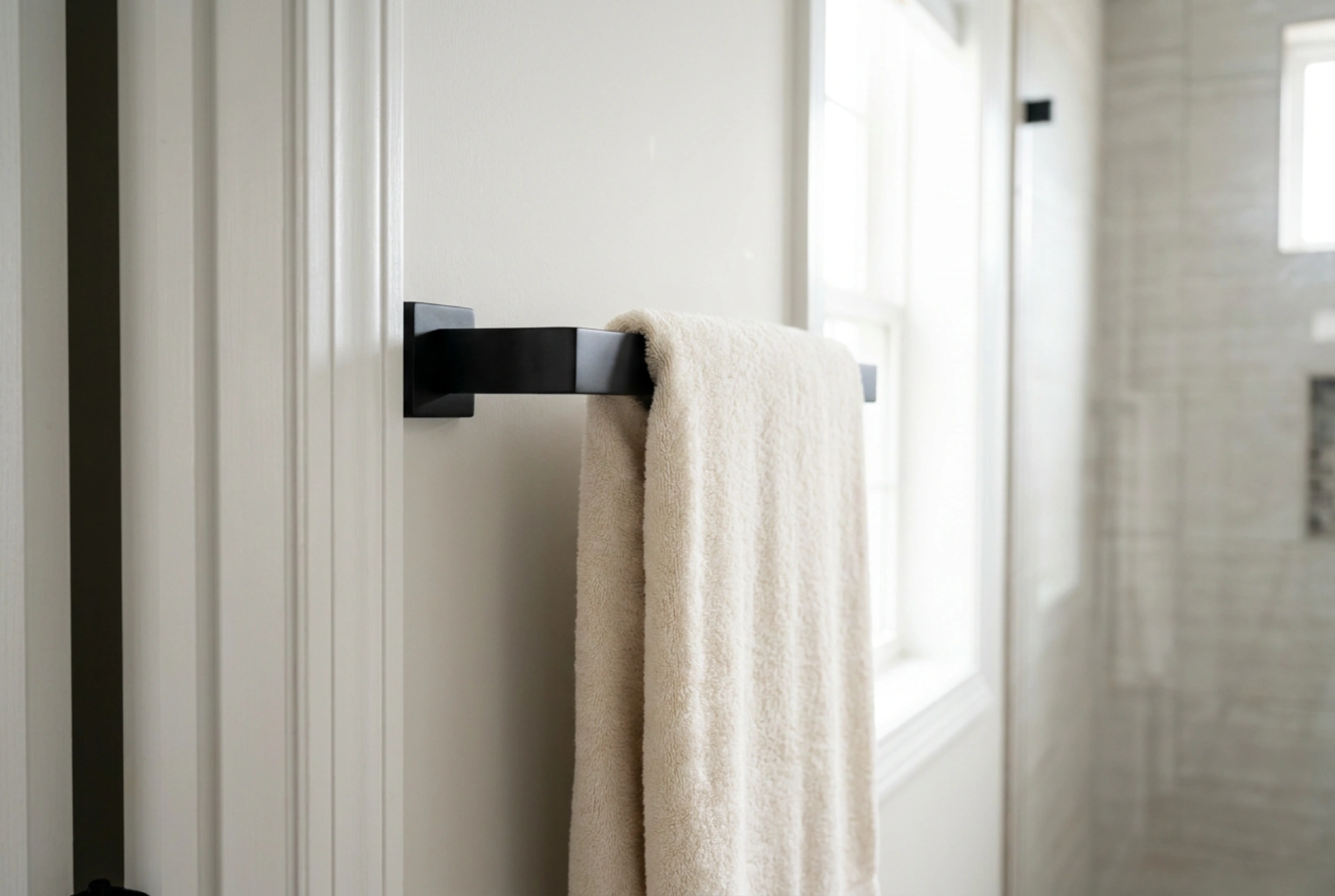 Over-the-Door Towel Racks Without Scratches and Damp Patches