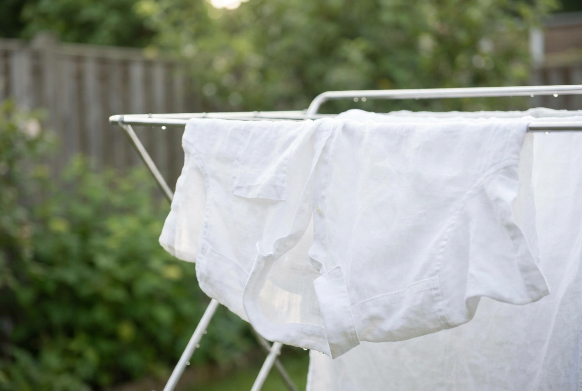 How to Dry Clothes on an Outdoor Drying Rack Without Dust Traces